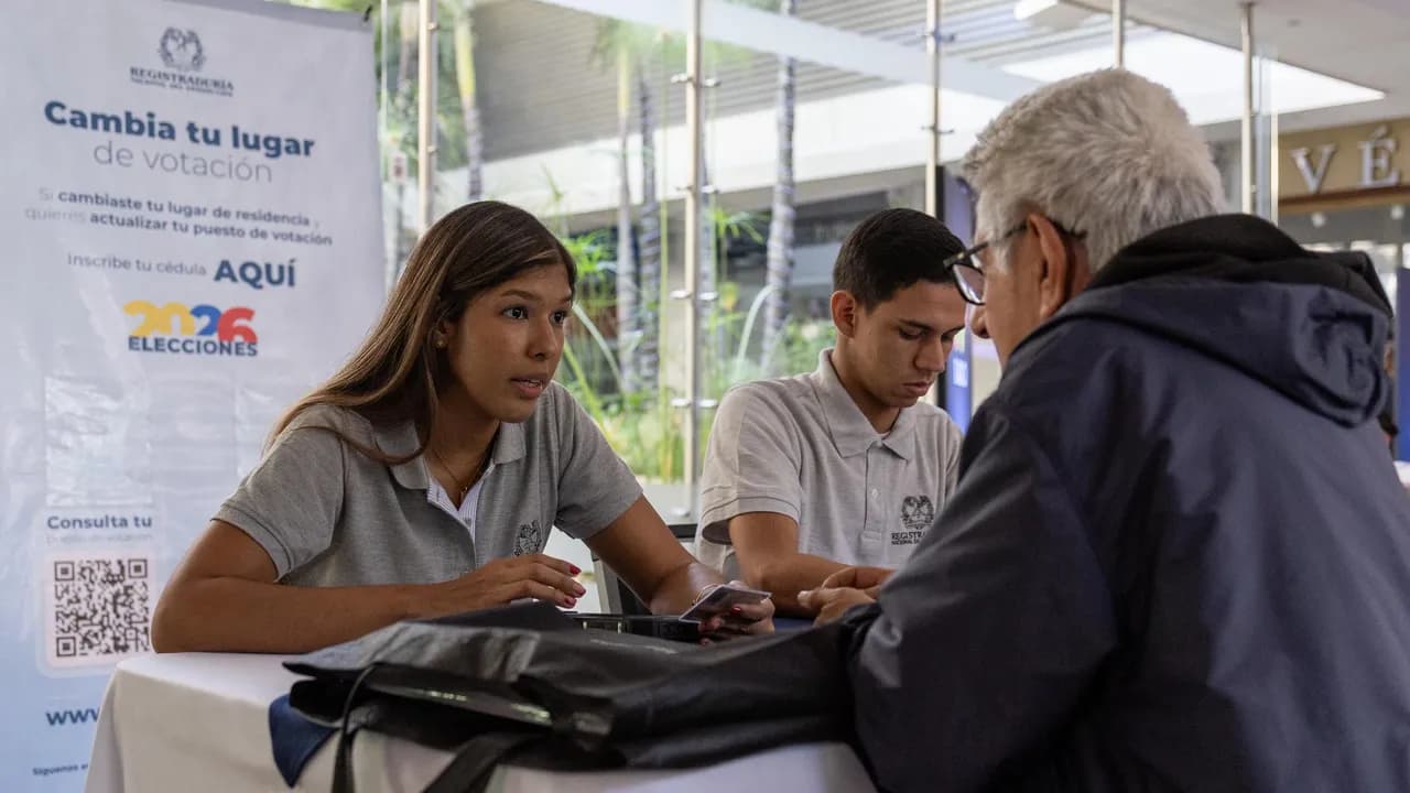 La inscripción está dirigida únicamente a quienes hayan cambiado su lugar de residencia, regresado al país de forma permanente o a aquellos ciudadanos cuya cédula de ciudadanía fue expedida antes de 1988 y que aún no hacen parte del censo electoral. La inscripción está dirigida únicamente a quienes hayan cambiado su lugar de residencia, regresado al país de forma permanente o a aquellos ciudadanos cuya cédula de ciudadanía fue expedida antes de 1988 y que aún no hacen parte del censo electoral.