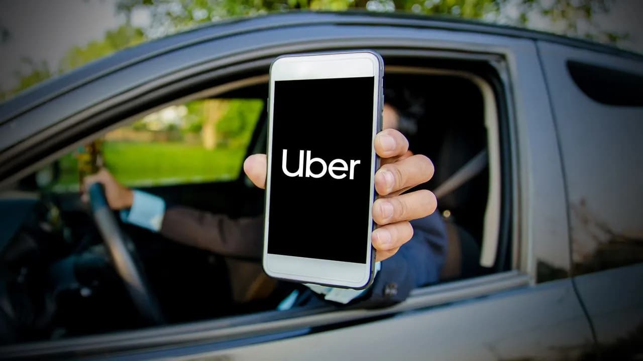 Uber se pronunció en rechazo al polémico proyecto de ley que amenazaría sus operaciones en Colombia. Créditos: Freepik Uber se pronunció en rechazo al polémico proyecto de ley que amenazaría sus operaciones en Colombia. Créditos: Freepik