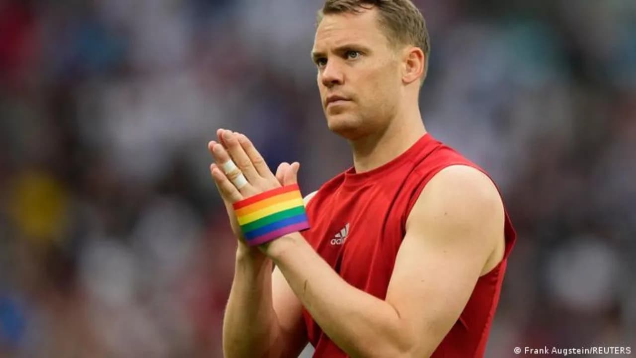 photologuephotos2022-11fifpro_brazalete_one_lovejpg photologuephotos2022-11fifpro_brazalete_one_lovejpg