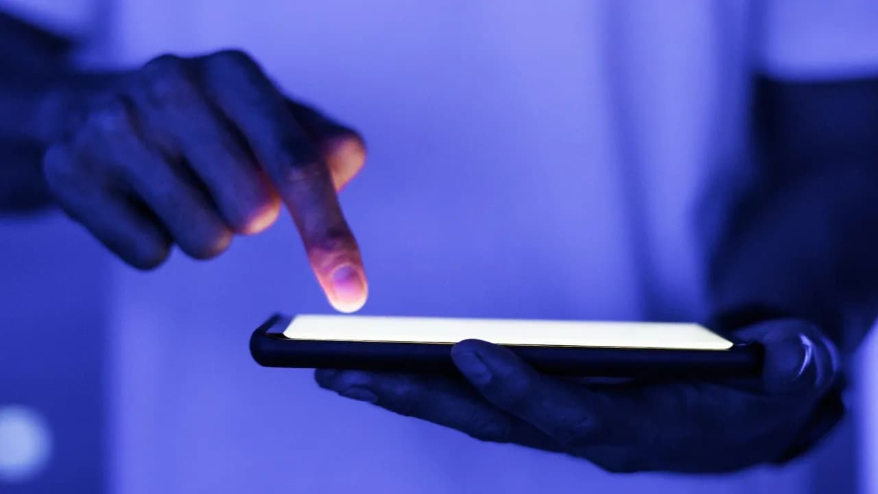 photologuephotos2023-01blank-smartphone-screen-with-design-spacejpg photologuephotos2023-01blank-smartphone-screen-with-design-spacejpg